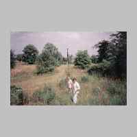 033-1010 Im Sommer 2000, Auf dem Grundstueck von Doering mit rosa Bluse Christel Doering. .JPG